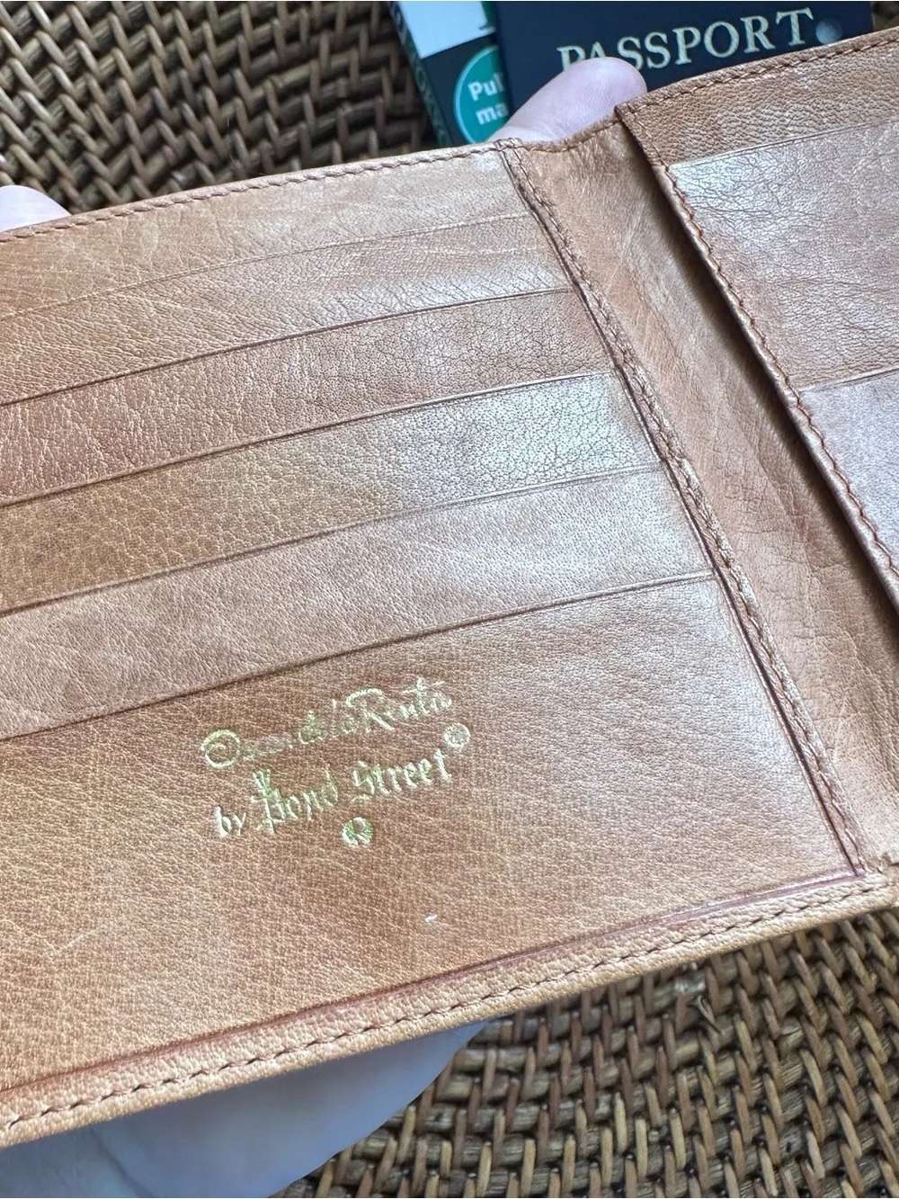 Oscar de la Renta Bond Street Leather bi-fold Wallet Brown Tan Made in Italy